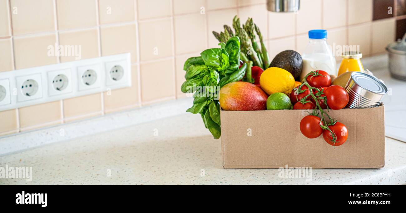 Concept de livraison de nourriture - épicerie dans la boîte Banque D'Images