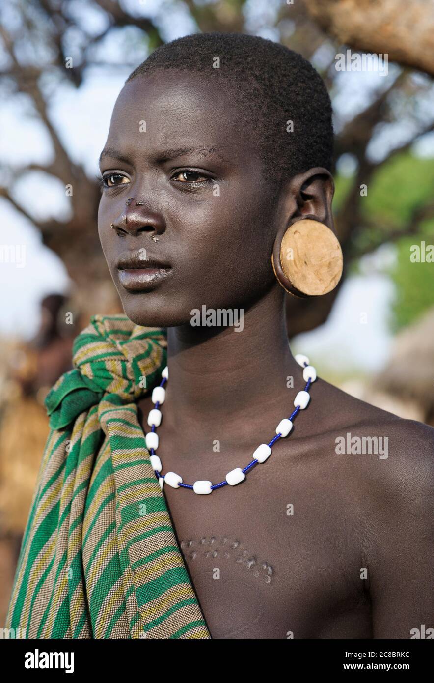 Éthiopie - Afrique, janvier 03. 2014:: Portrait de Mursi Girl dans le parc national de Mago, Ethiopie, Afrique Banque D'Images