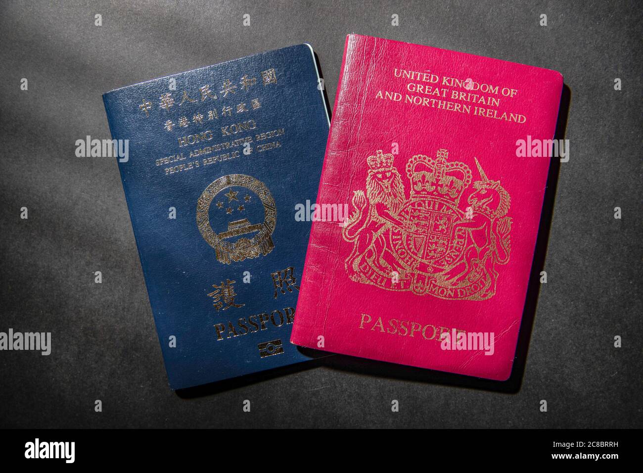 Hong Kong, Chine. 23 juillet 2020. Passeport britannique national Oversea  (BNO) (R) et passeport de Hong Kong (L). La Grande-Bretagne a indiqué  mercredi qu'elle commencera à accepter les demandes de visa à