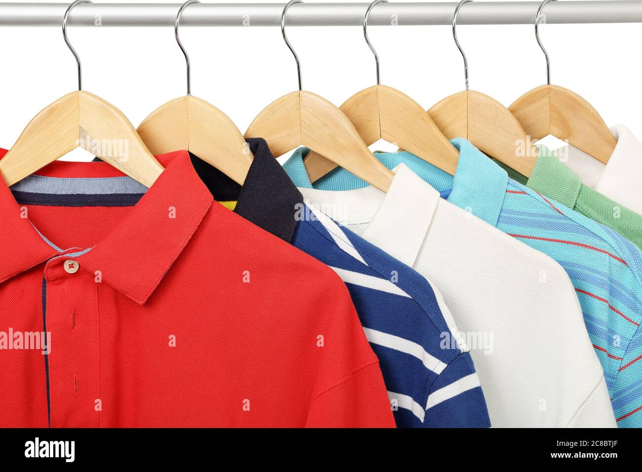 polos colorés sur cintres Banque D'Images