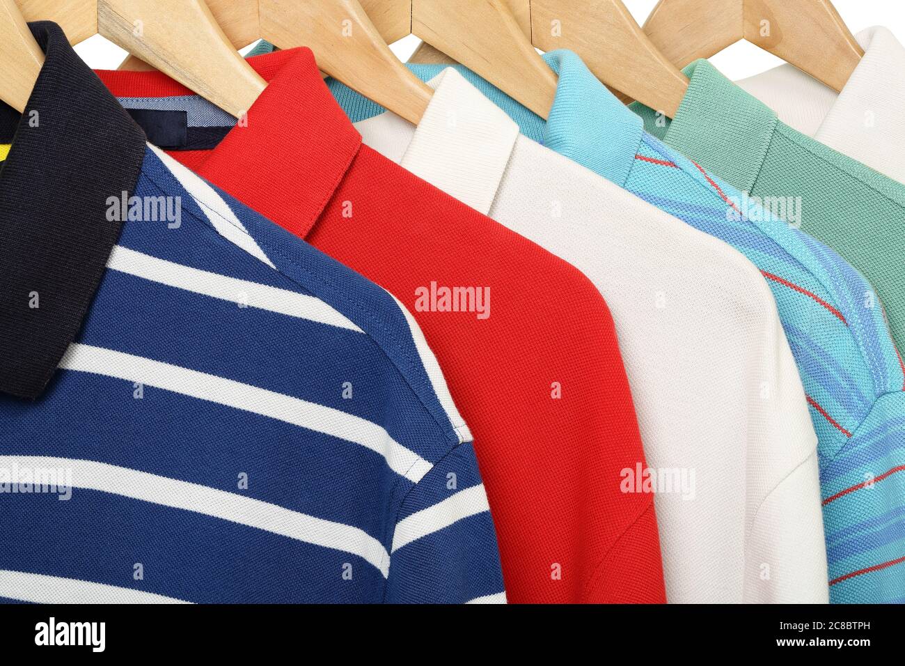polos colorés sur cintres Banque D'Images