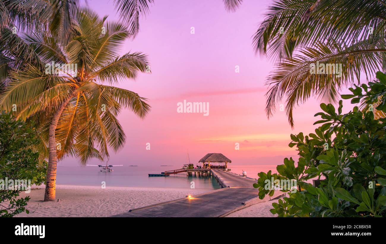 Magnifique coucher de soleil sur la plage. Jetée en bois ciel et nuages colorés avec vue sur mer calme et ambiance tropicale relaxante. Paysage tropical exotique nature Banque D'Images