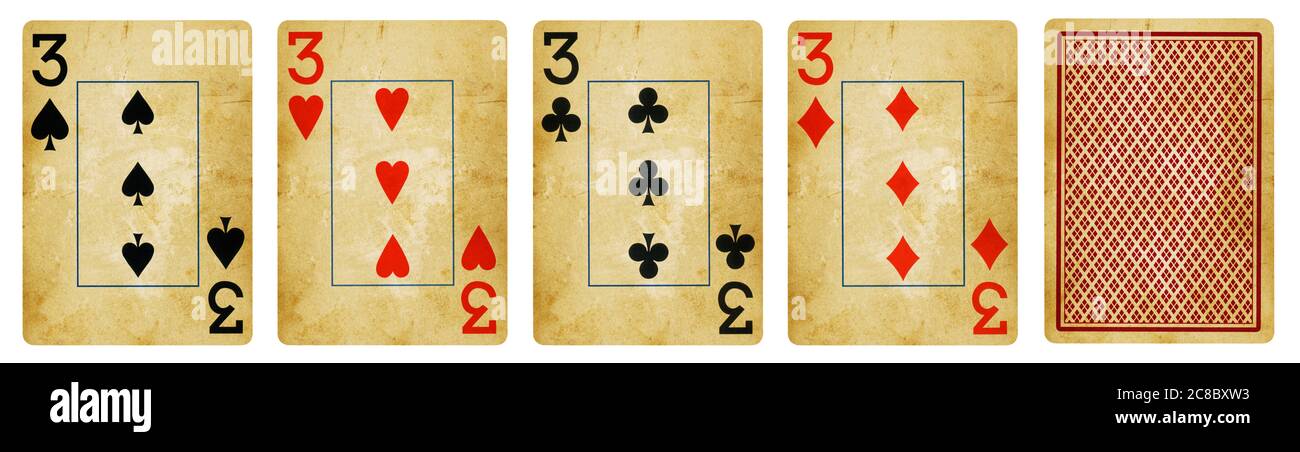 Quatre cartes à jouer isolé sur fond blanc, montrant trois de chaque costume - Coeurs, clubs, bêches et diamants. Banque D'Images