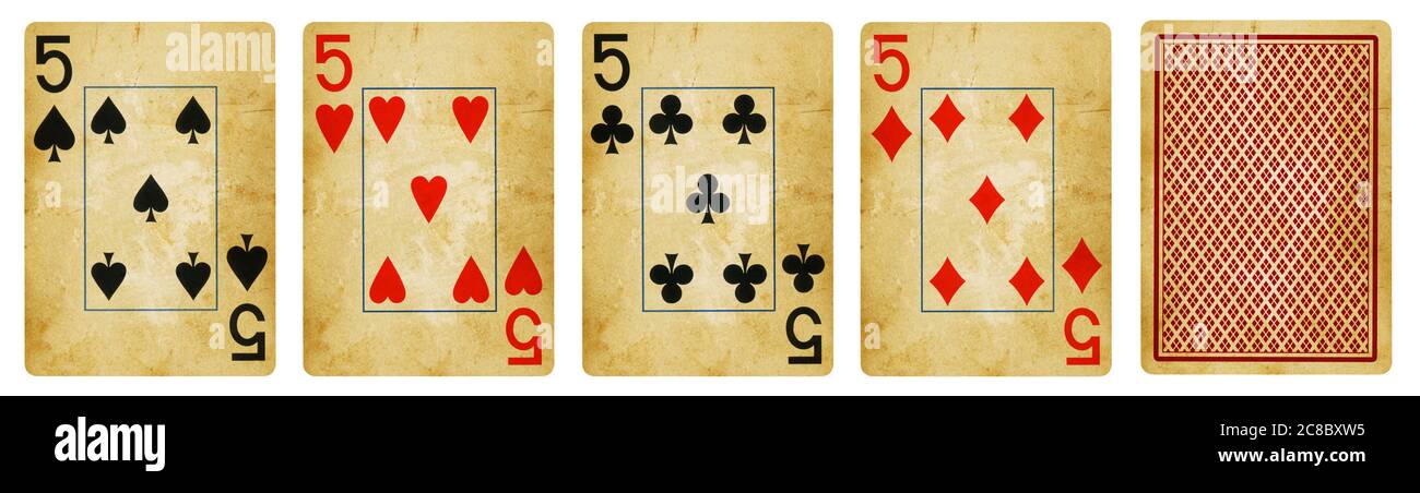Quatre cartes à jouer Vintage isolé sur fond blanc, montrant chaque costume de Fives - Coeurs, clubs, bêches et diamants Banque D'Images