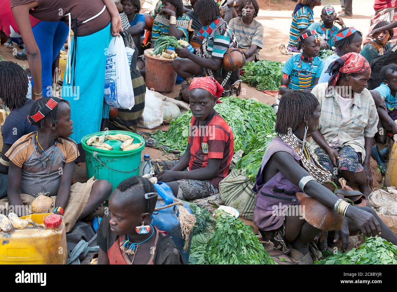 Turmi, Éthiopie. Afrique, janvier 3. 2013:: Un groupe de femmes qui vendent des légumes et des aliments sur un marché de Turmi Banque D'Images