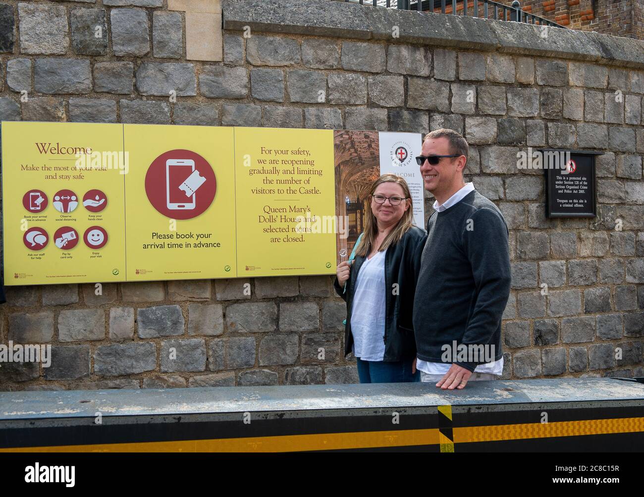 Windsor, Berkshire, Royaume-Uni. 23 juillet 2020. Le château de Windsor a rouvert ses portes au public ce matin pour la première fois après le confinement du coronavirus Covid-19. Les visiteurs doivent réserver leurs billets à l'avance. Actuellement, seuls les individus, les détenteurs de billets annuels et les groupes de 14 personnes maximum sont autorisés à visiter le château de Windsor afin de respecter les règles de distance sociale. La reine Elizabeth II et le prince Philip ont résidé au château tout au long de l'isolement. Crédit : Maureen McLean/Alay Live News Banque D'Images