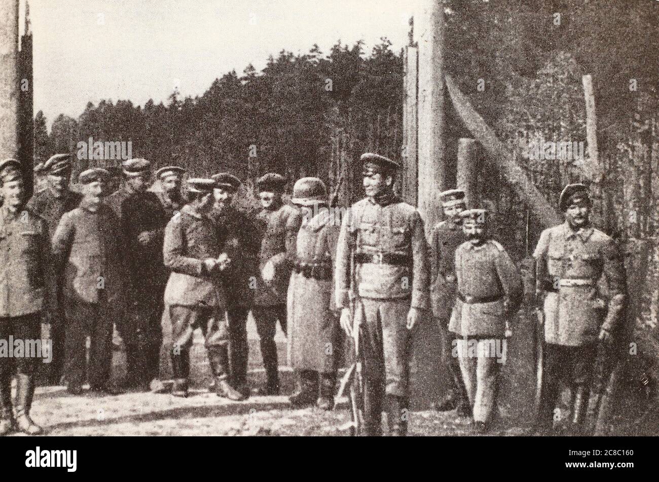 Les gardes-frontières soviétiques félicitent les soldats allemands avec le début de la révolution en Allemagne en 1918. Banque D'Images