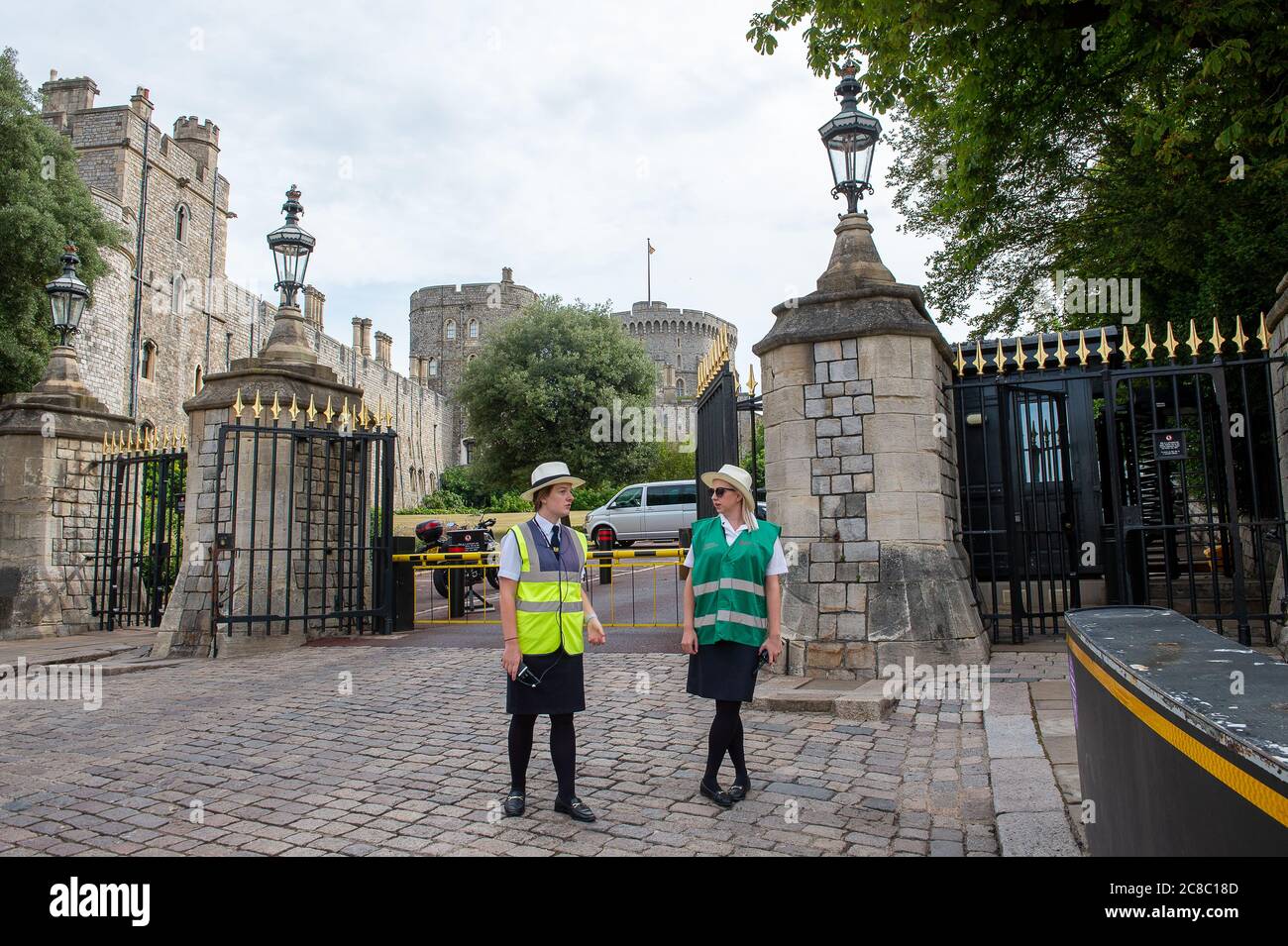 Windsor, Berkshire, Royaume-Uni. 23 juillet 2020. Le château de Windsor a rouvert ses portes au public ce matin pour la première fois après le confinement du coronavirus Covid-19. Les visiteurs doivent réserver leurs billets à l'avance. Actuellement, seuls les individus, les détenteurs de billets annuels et les groupes de 14 personnes maximum sont autorisés à visiter le château de Windsor afin de respecter les règles de distance sociale. La reine Elizabeth II et le prince Philip ont résidé au château tout au long de l'isolement. Crédit : Maureen McLean/Alay Live News Banque D'Images