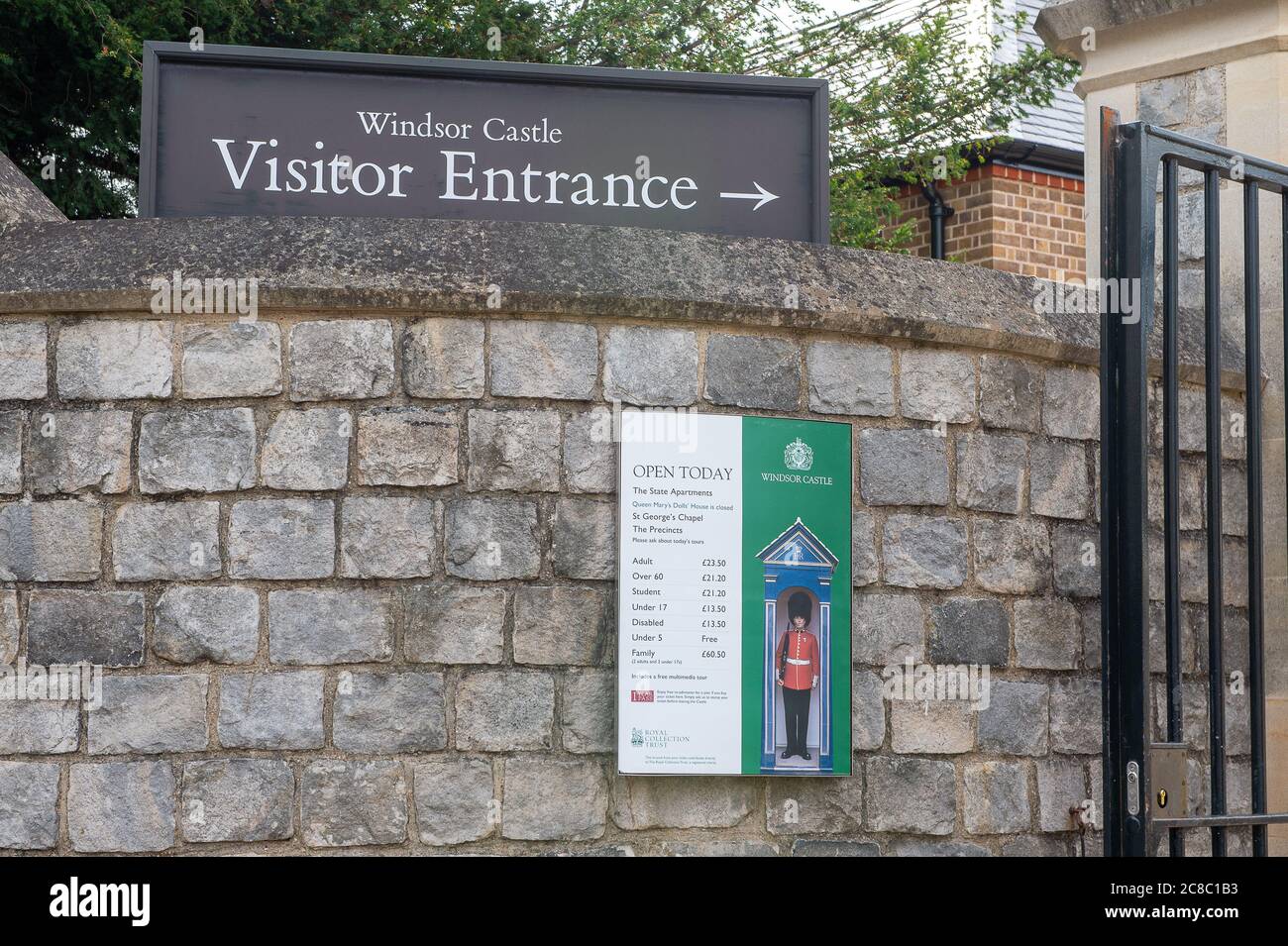 Windsor, Berkshire, Royaume-Uni. 23 juillet 2020. Le château de Windsor a rouvert ses portes au public ce matin pour la première fois après le confinement du coronavirus Covid-19. Les visiteurs doivent réserver leurs billets à l'avance. Actuellement, seuls les individus, les détenteurs de billets annuels et les groupes de 14 personnes maximum sont autorisés à visiter le château de Windsor afin de respecter les règles de distance sociale. La reine Elizabeth II et le prince Philip ont résidé au château tout au long de l'isolement. Crédit : Maureen McLean/Alay Live News Banque D'Images