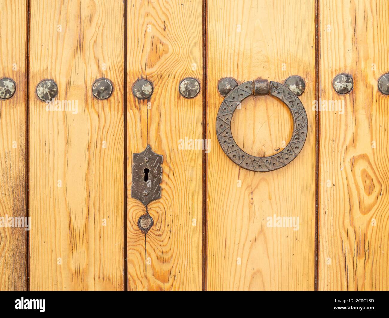 Poignée de porte ancienne à la surface de la porte en bois Banque D'Images