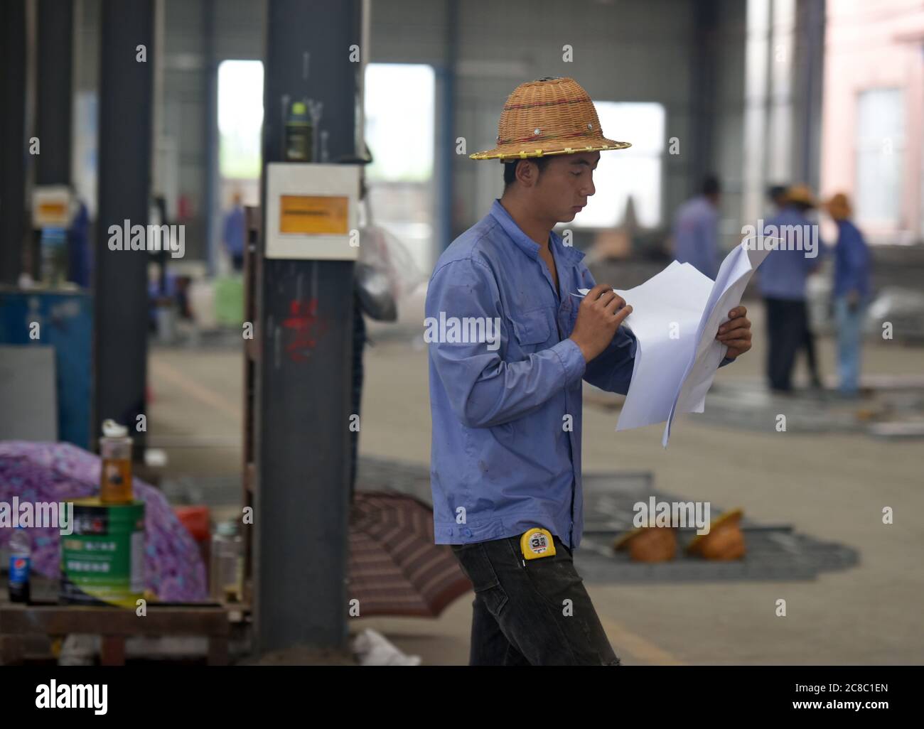 23 juillet 2020, Huaian, Huaian, Chine: JiangsuÃ¯ÂμÅ'CHINA-Workers travaille sur une ligne de production à Tianli Cheng Construction Technology Co., Ltd. Dans le comté de Jinhu, dans la province de Jiangsu en Chine orientale, le 19 juillet 2020. Huai 'an City, province de Jiangsu, intensifie la transformation et la modernisation des industries traditionnelles. Un certain nombre de bons projets à contenu scientifique et technologique élevé, mettant l'accent sur l'utilisation globale des ressources et la protection de l'environnement écologique, sont en cours d'avancement. Le modèle en alliage d'aluminium de quatrième génération a été innovant et développé par Jiangsu Tianli Cheng Cons Banque D'Images