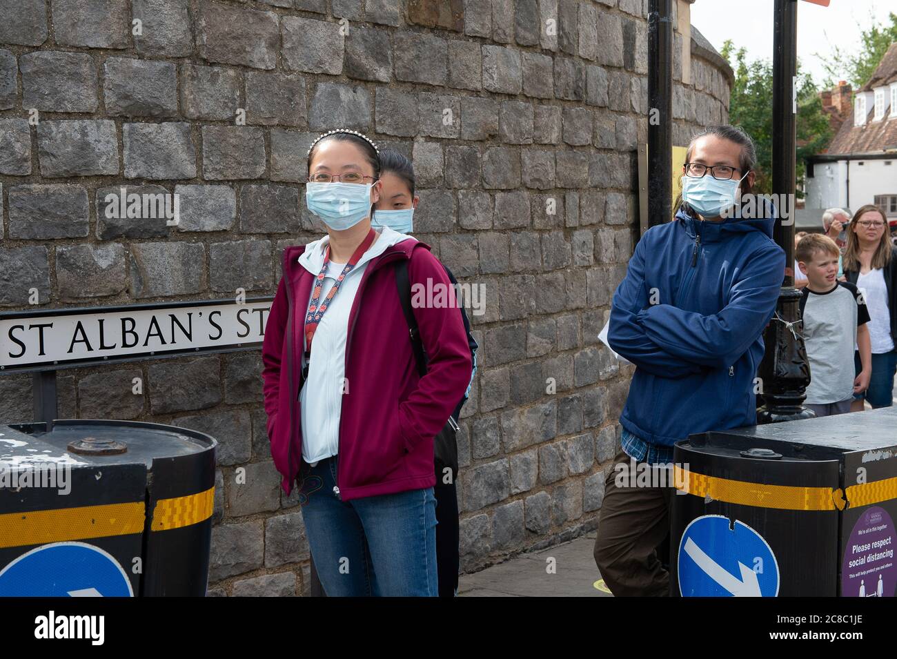Windsor, Berkshire, Royaume-Uni. 23 juillet 2020. Le château de Windsor a rouvert ses portes au public ce matin pour la première fois après le confinement du coronavirus Covid-19. Les visiteurs doivent réserver leurs billets à l'avance. Actuellement, seuls les individus, les détenteurs de billets annuels et les groupes de 14 personnes maximum sont autorisés à visiter le château de Windsor afin de respecter les règles de distance sociale. La reine Elizabeth II et le prince Philip ont résidé au château tout au long de l'isolement. Crédit : Maureen McLean/Alay Live News Banque D'Images