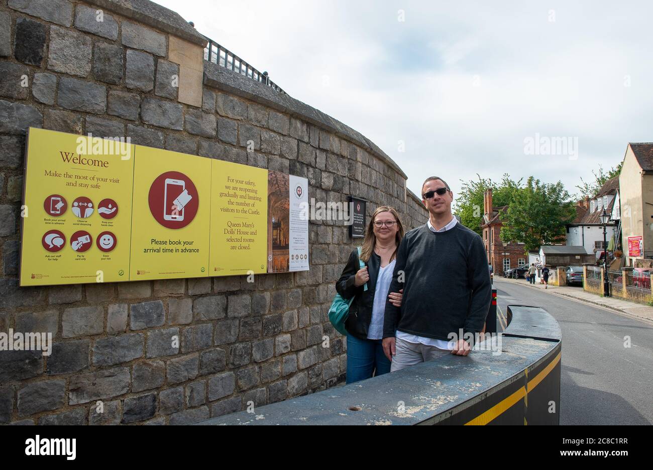 Windsor, Berkshire, Royaume-Uni. 23 juillet 2020. Le château de Windsor a rouvert ses portes au public ce matin pour la première fois après le confinement du coronavirus Covid-19. Les visiteurs doivent réserver leurs billets à l'avance. Actuellement, seuls les individus, les détenteurs de billets annuels et les groupes de 14 personnes maximum sont autorisés à visiter le château de Windsor afin de respecter les règles de distance sociale. La reine Elizabeth II et le prince Philip ont résidé au château tout au long de l'isolement. Crédit : Maureen McLean/Alay Live News Banque D'Images