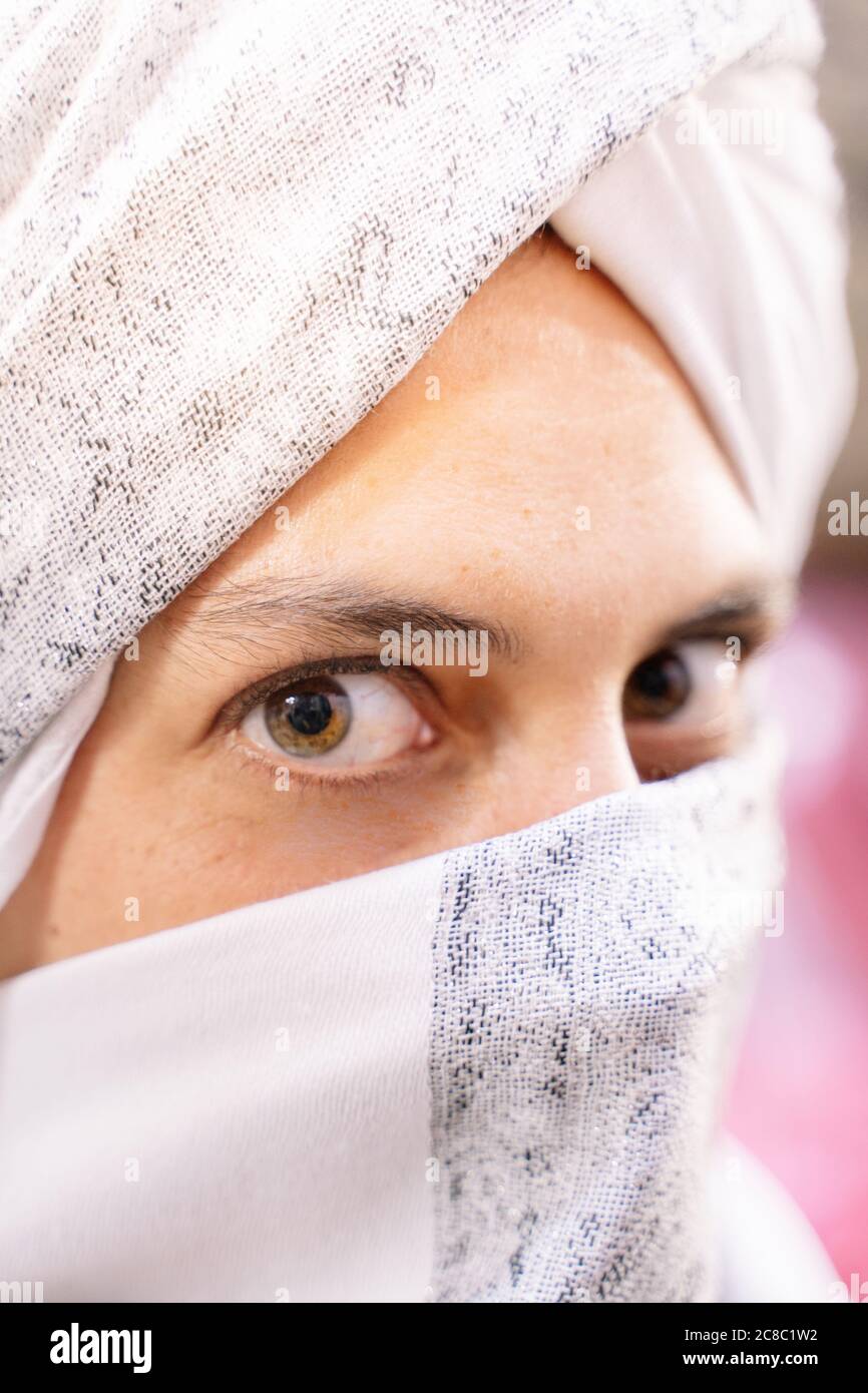 Photo verticale du visage d'une femme caucasienne vêtue d'une tenue berbère traditionnelle couvrant son visage en faisant face à l'appareil photo. Concept de voyage en Mo Banque D'Images