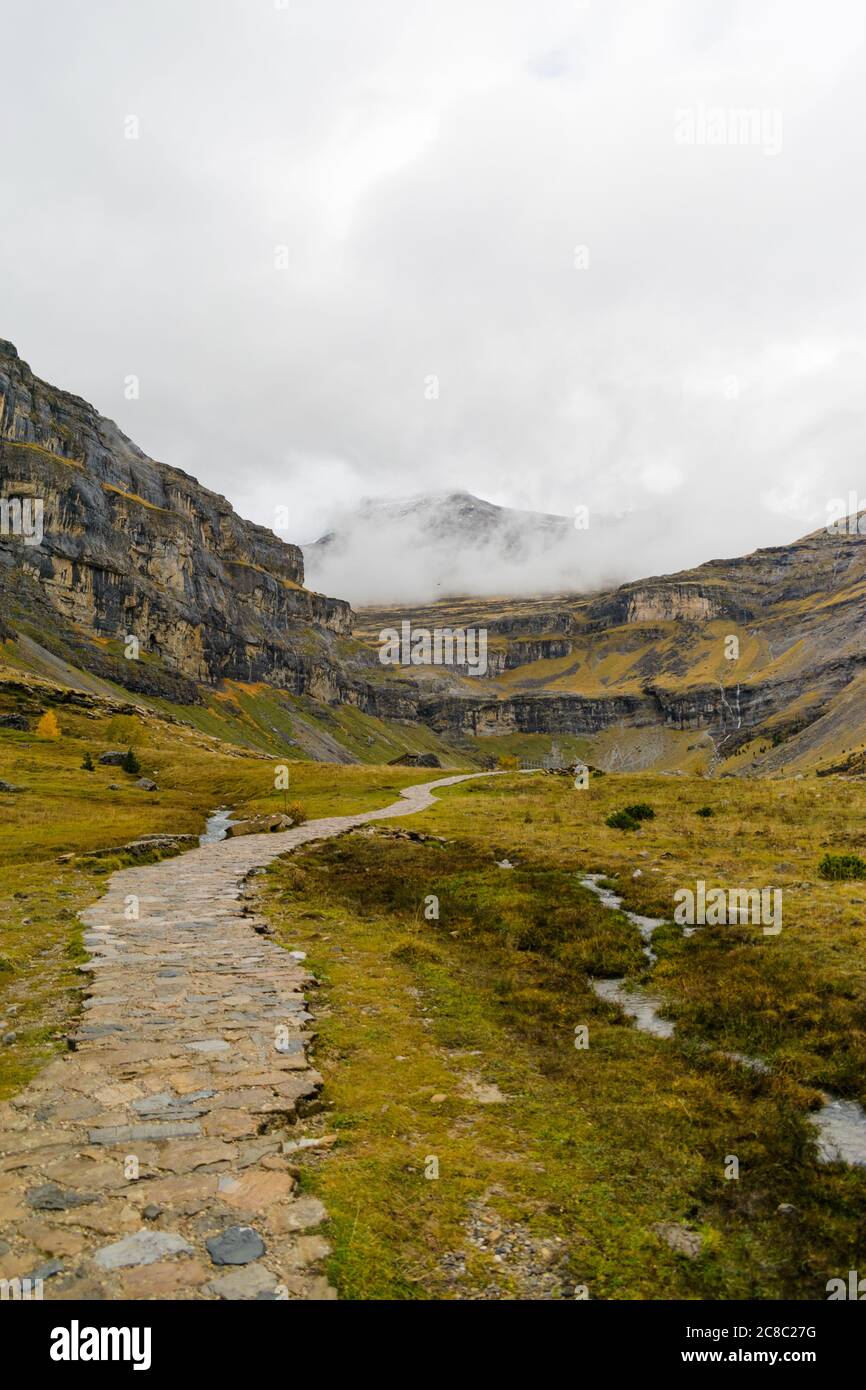 Long chemin de pierre dans une vallée entre les montagnes. Banque D'Images