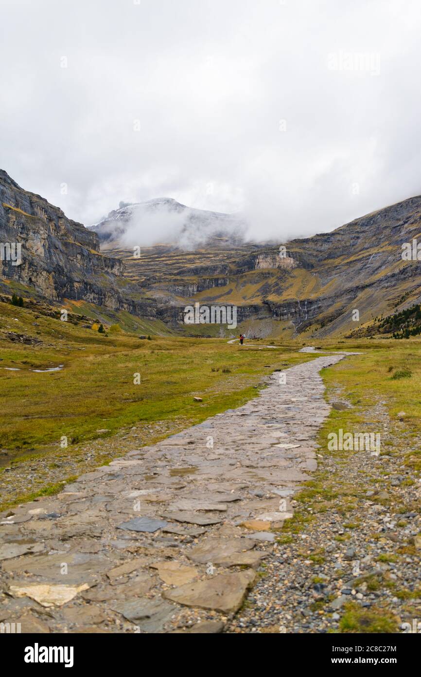 Long chemin de pierre dans une vallée entre les montagnes. Banque D'Images