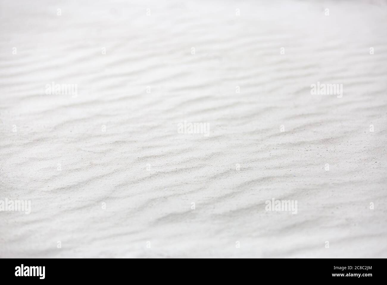 Texture ondulée de sables blancs soufflés dans le vent. Arrière-plan de sable blanc nature texture Banque D'Images