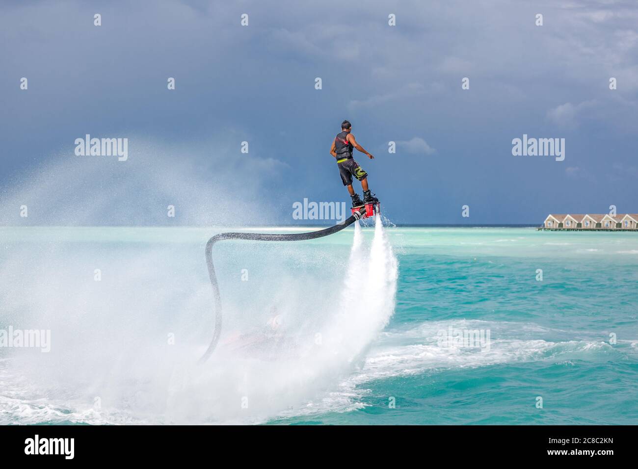 Pilote professionnel de planche à mouches dans la mer tropicale, sports nautiques concept fond. Vacances d'été amusant sport de plein air Banque D'Images