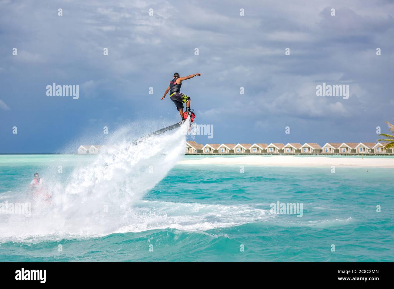 Pilote professionnel de planche à mouches dans la mer tropicale, sports nautiques concept fond. Vacances d'été amusant sport de plein air Banque D'Images