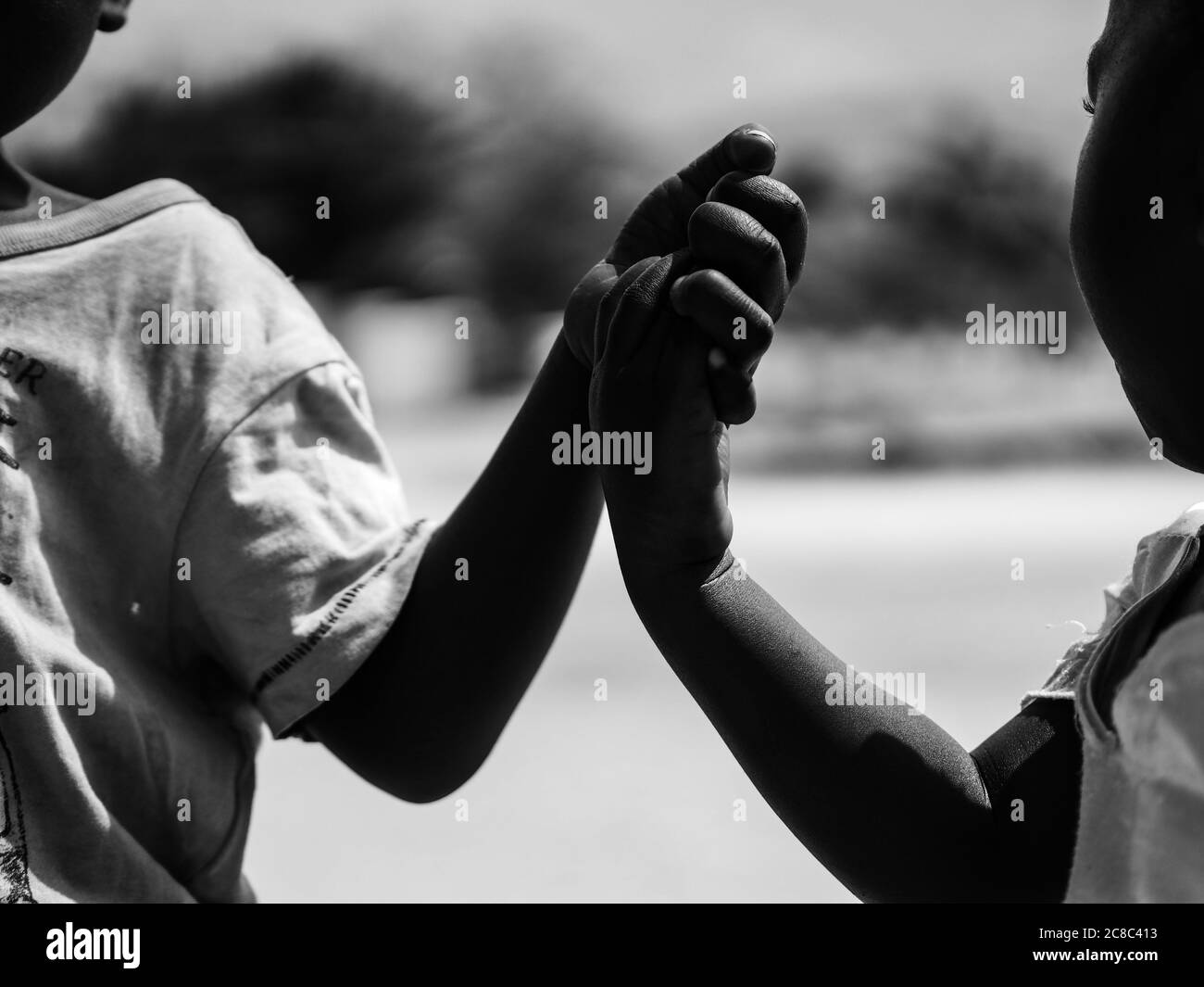 Photo en noir et blanc de l'enfant africain, enfants noirs gros plan Banque D'Images