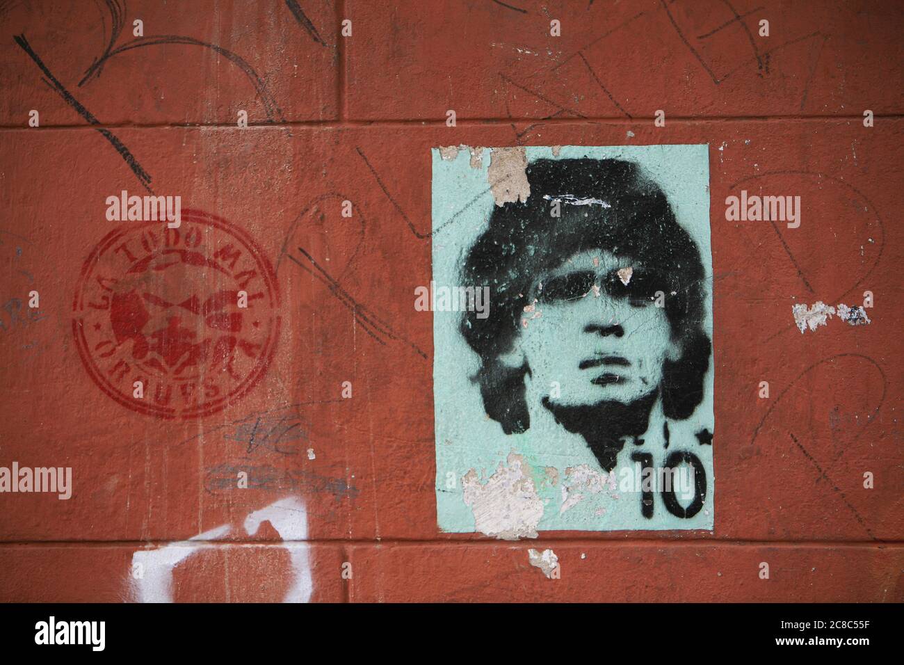 Pochoir du joueur de football Diego Armando Maradona sur un mur de rue de Buenos Aires. Banque D'Images