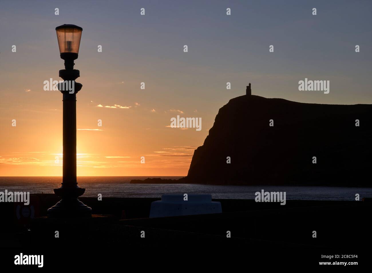 Coucher de soleil à Port Erin avec la Tour Milner et Brada Head Banque D'Images