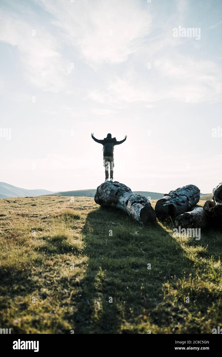 Jeune homme explorant les grands espaces Banque D'Images