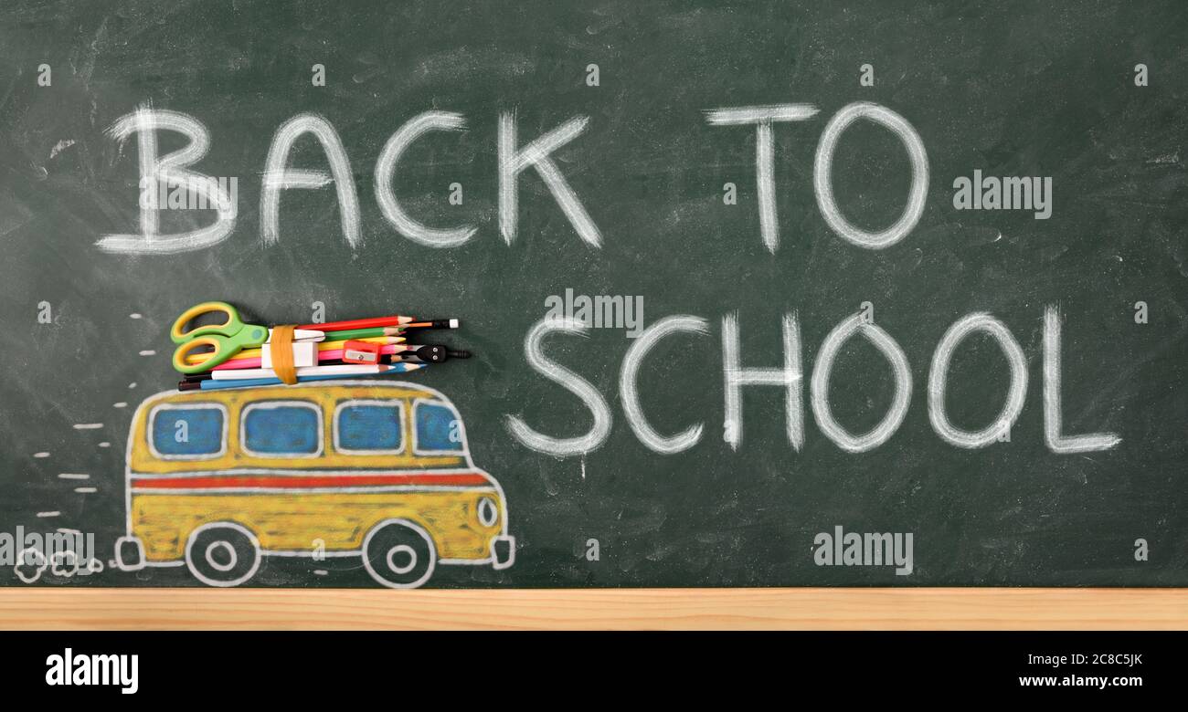 Créativité scolaire avec avec bus tiré sur tableau noir avec crayons de couleur et fournitures scolaires et message de retour à l'école Banque D'Images