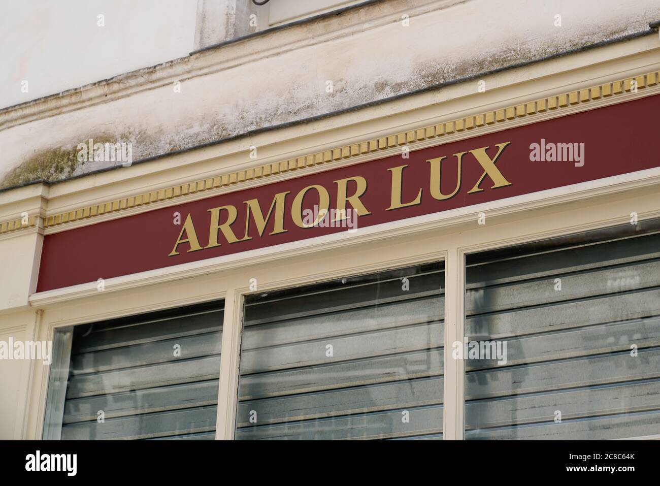 Bordeaux , Aquitaine / France - 07 21 2020 : Armor Lux signature logo sur  boutique française boutique mode concept marin mer océan Photo Stock - Alamy