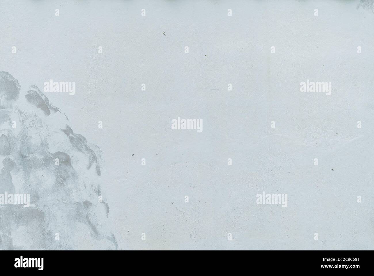 Fond de texture de mur en béton blanc avec espace de copie. Les vieux murs en béton blanc s'écaillent. Peinture de béton mur résumé texture arrière-plan. Banque D'Images