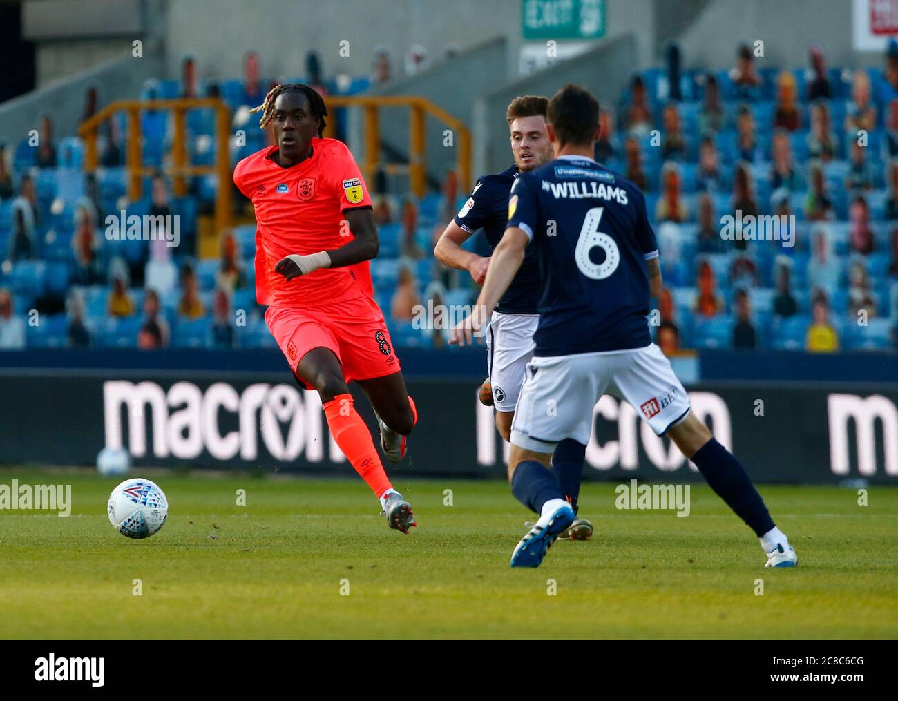 LONDRES, Royaume-Uni, JUILLET 22 : Trevoh Chalobah de Huddersfield Town (en prêt de Chelsea) en action pendant le championnat de pari de ciel de l'EFL entre Millwal Banque D'Images