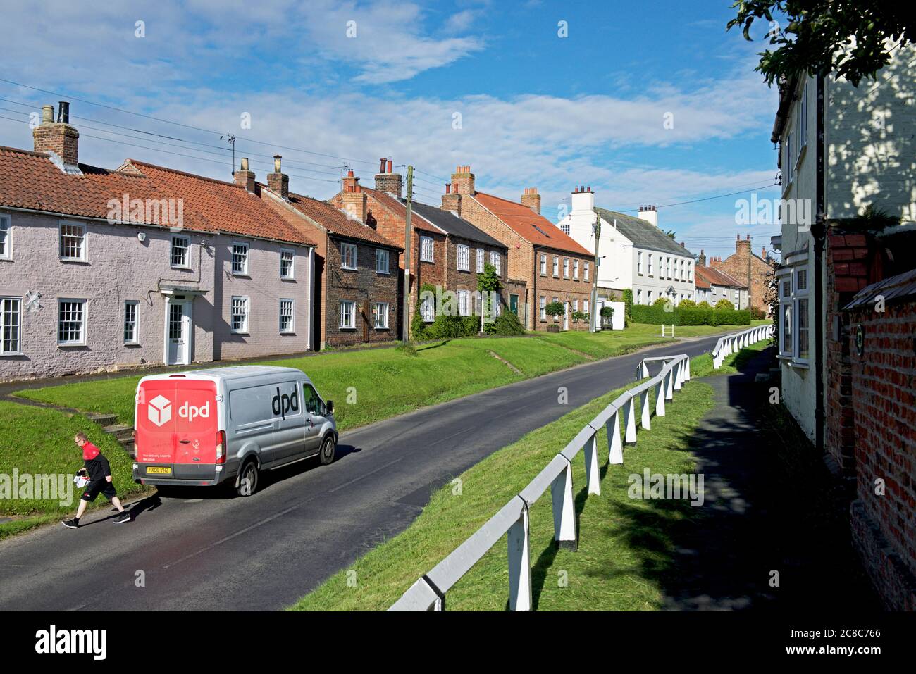 Fourgonnette de messagerie DPD dans le village de Stillington, dans le North Yorkshire, Angleterre Banque D'Images