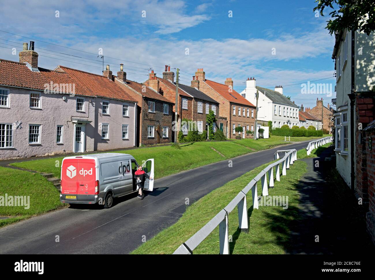 Fourgonnette de messagerie DPD dans le village de Stillington, dans le North Yorkshire, Angleterre Banque D'Images