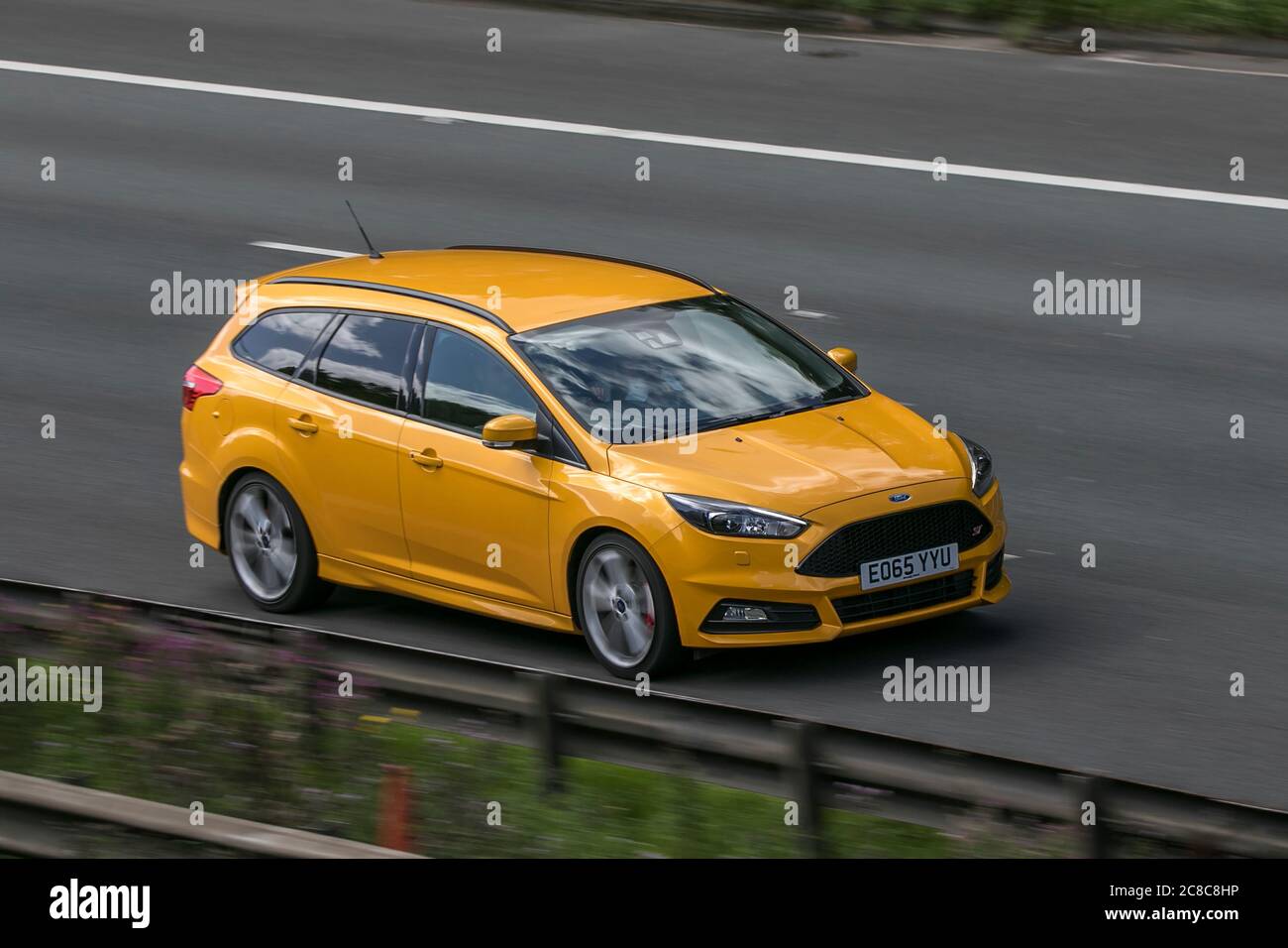 A 2015 Ford Focus St-3 Turbo Orange car Estate essence conduite sur l'autoroute M6 près de Preston à Lancashire, Royaume-Uni Banque D'Images