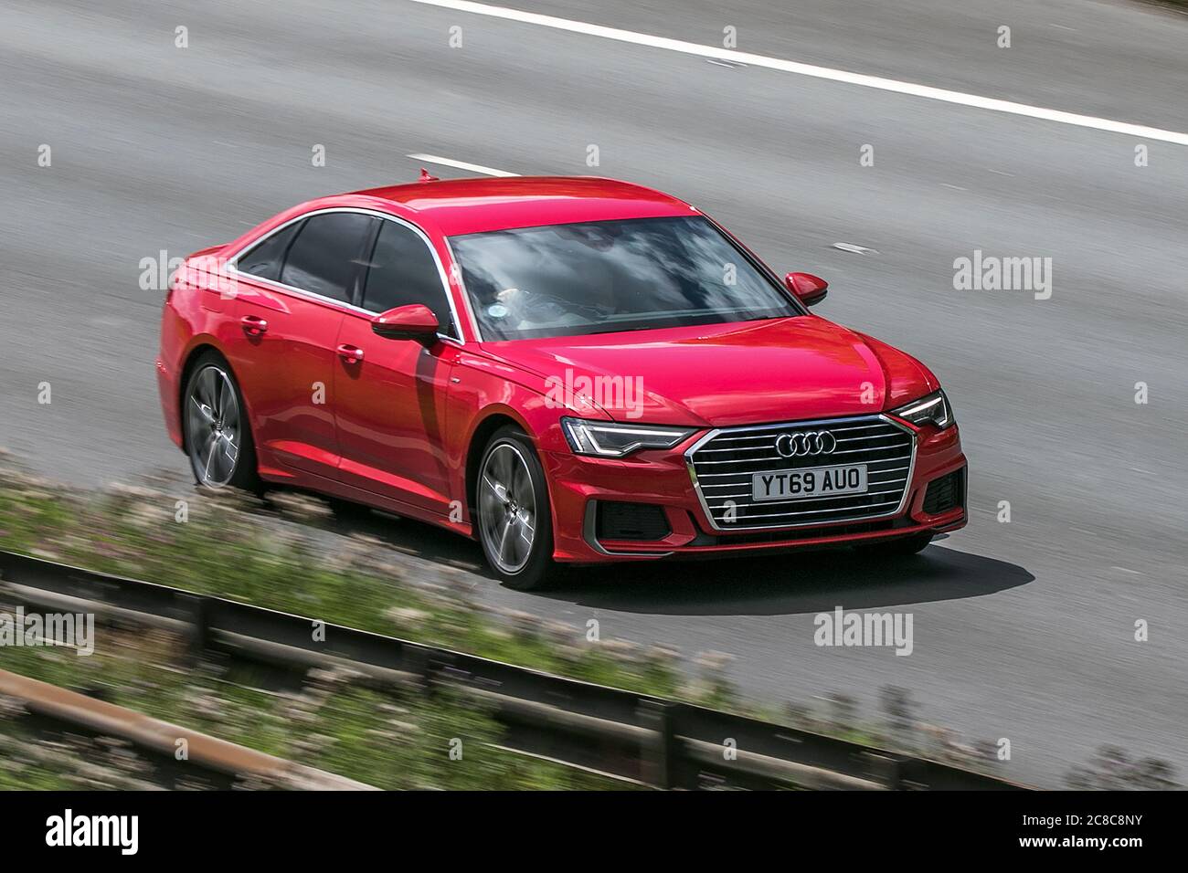 A 2019 Audi A6 S Line 40 TDI Red car Saloon Diesel conduite sur l'autoroute M6près de Preston à Lancashire, Royaume-Uni Banque D'Images