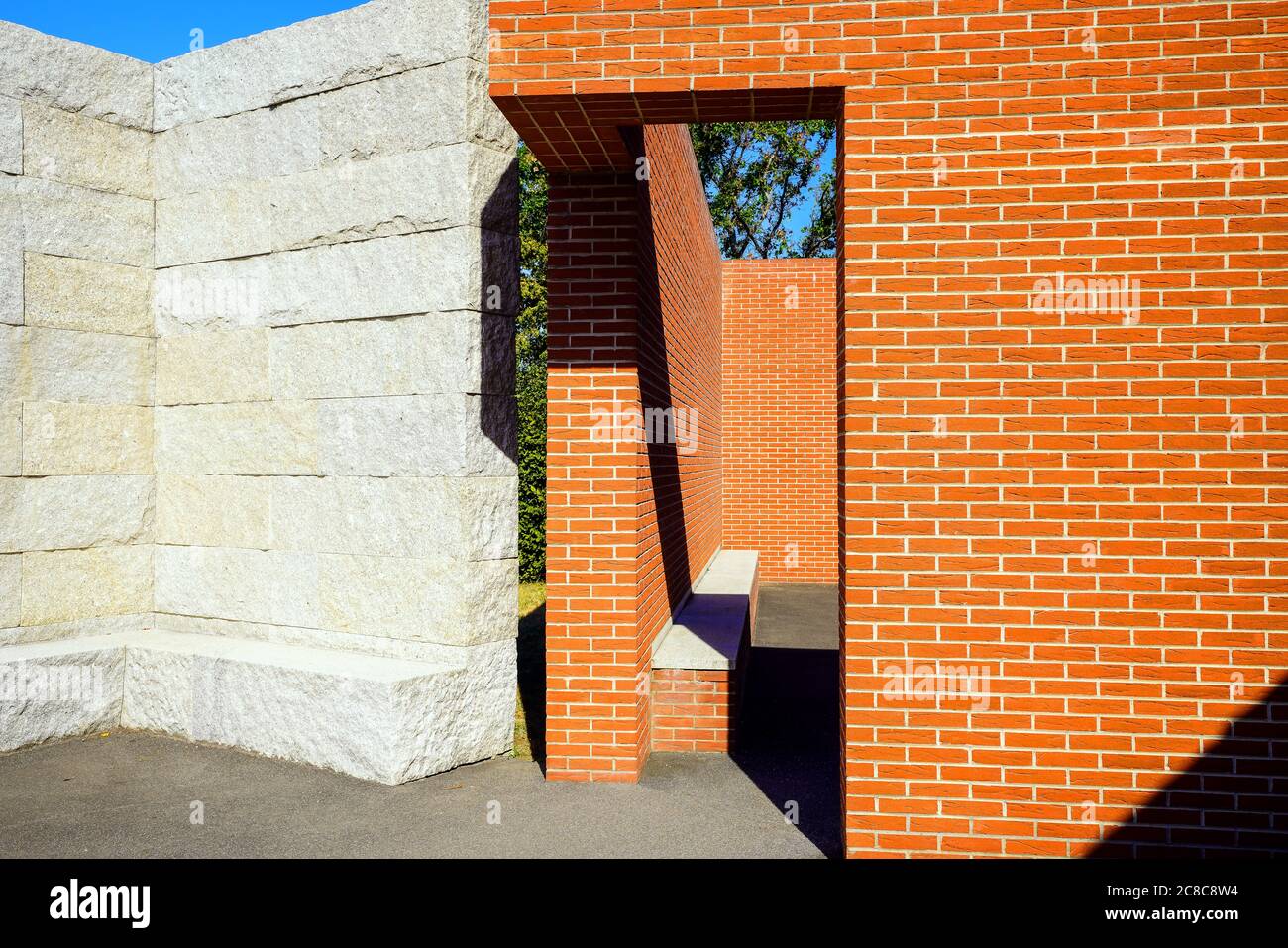 La promenade avec des "salles ouvertes" par Àlvaro-Siza au Campus Vitra, Weil am Rhein, Allemagne. Banque D'Images