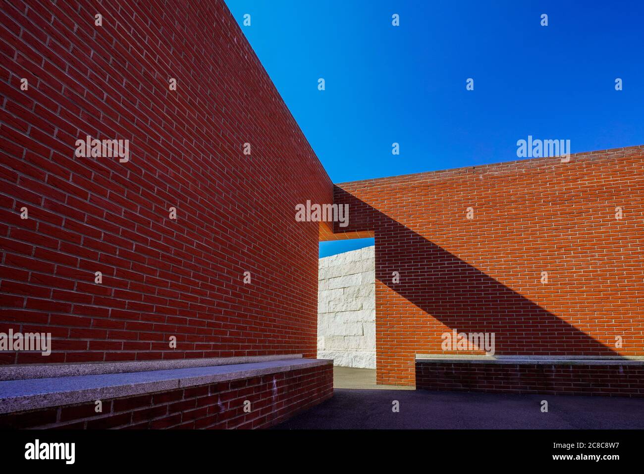 La promenade avec des "salles ouvertes" par Àlvaro-Siza au Campus Vitra, Weil am Rhein, Allemagne. Banque D'Images