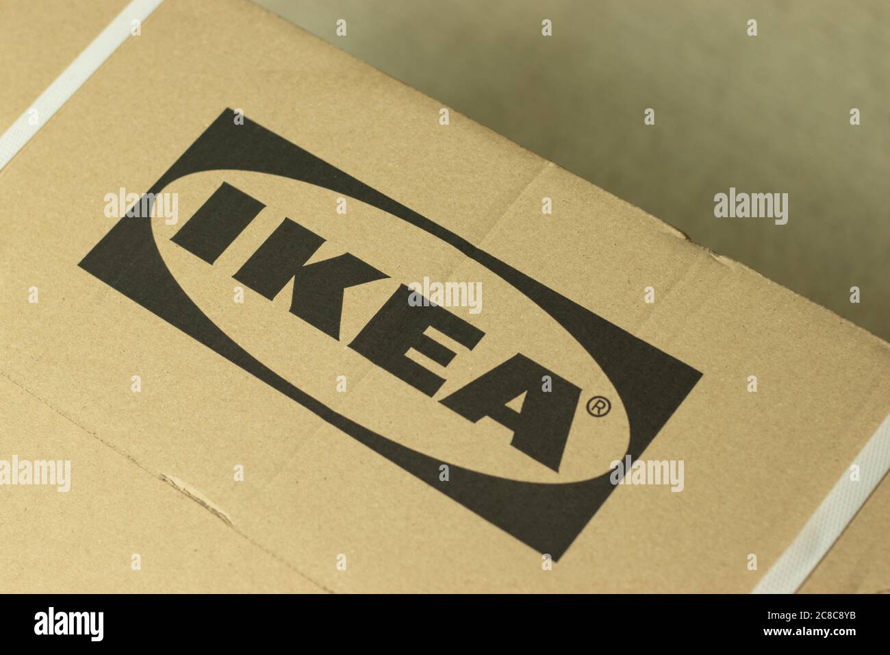 Moscou, Russie - 1er juin 2020 : logo IKEA sur carton de livraison gros plan , montage illustratif Banque D'Images