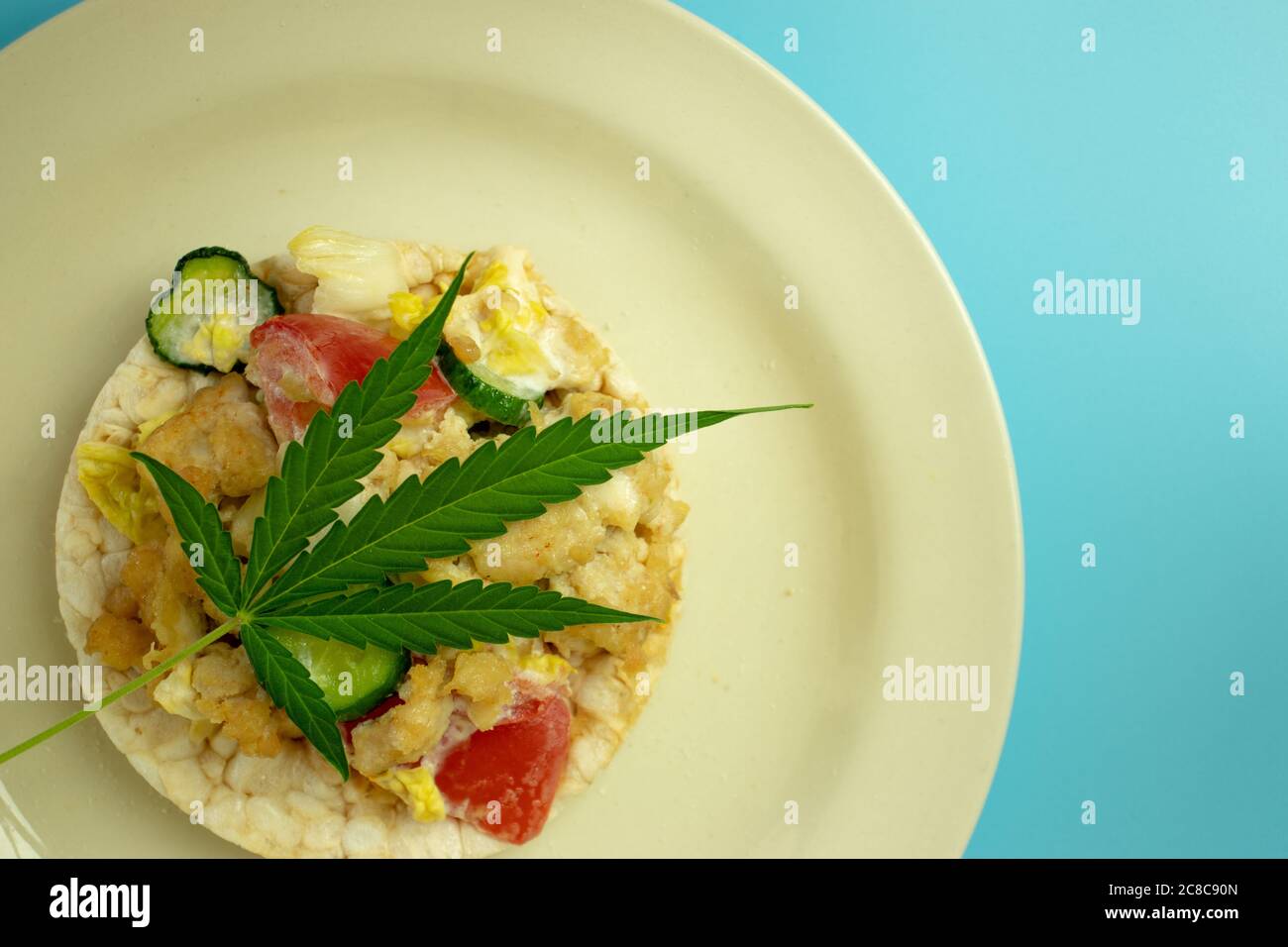 Marijuana Weed feuille sur la plaque alimentaire saine vue du dessus avec espace pour les copies Banque D'Images