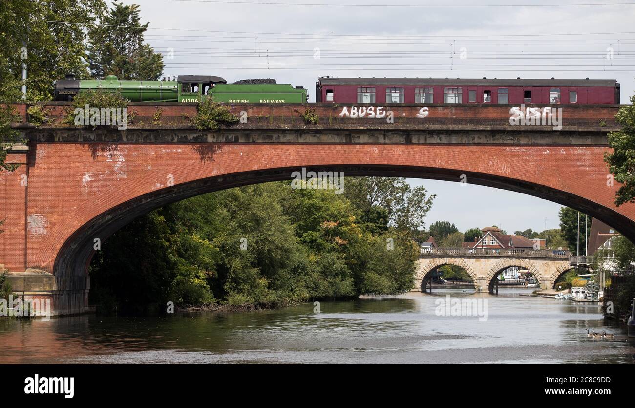 La locomotive à vapeur 61306 Thompson de classe B1, nommée Mayflower, passe sur le pont ferroviaire Maidenhead dans le Berkshire, en route vers Didcot, alors qu'elle entreprend son premier voyage depuis décembre 2019. Banque D'Images