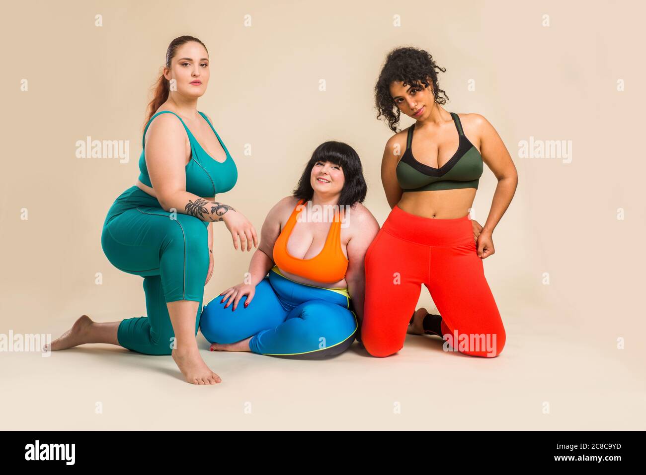 Groupe de 3 femmes surdimensionnées posant en studio - belles filles acceptant l'imperfection du corps, des photos de beauté en studio - concepts sur l'acceptation du corps, dbo Banque D'Images