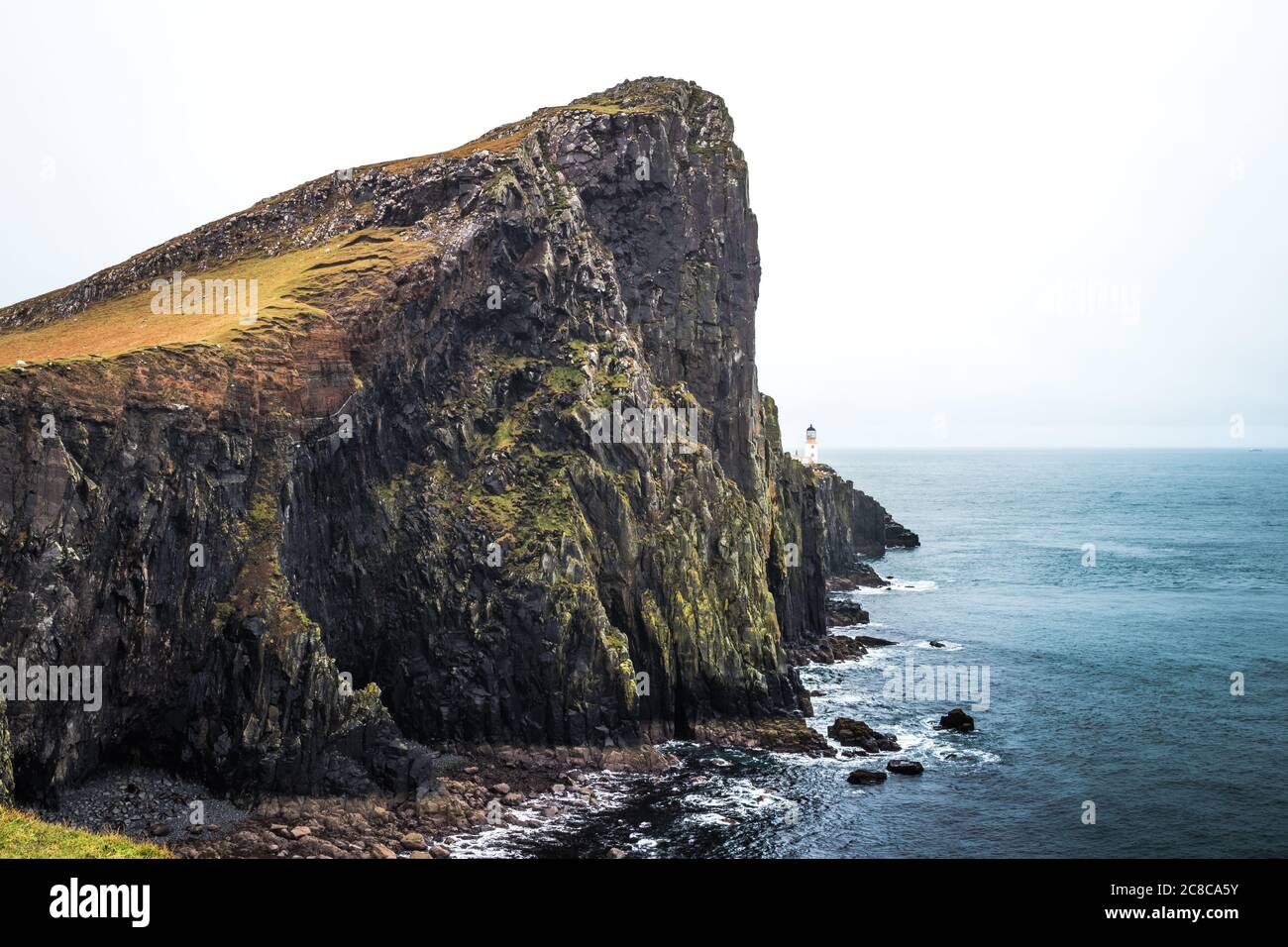Schroffe Landschaft mit Leuchtturm am Neist point in Schottland auf der Isle of Skye Banque D'Images