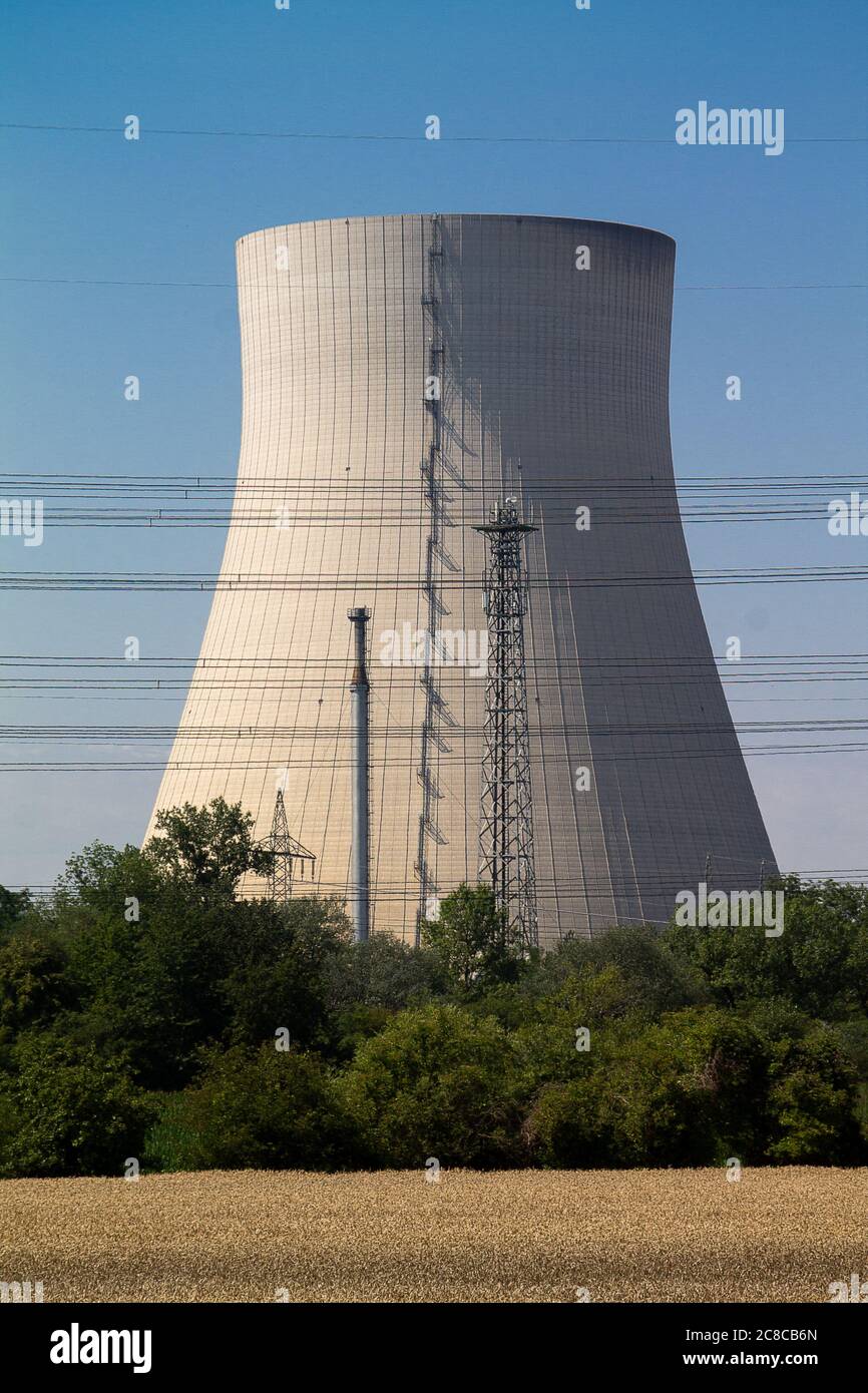 Tour de refroidissement d'une centrale nucléaire. Les lignes haute tension sont visibles au premier plan. Banque D'Images
