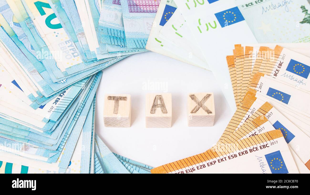 Table en bois avec des billets en euros en cinq dix vingt et cinquante euro  Photo Stock - Alamy