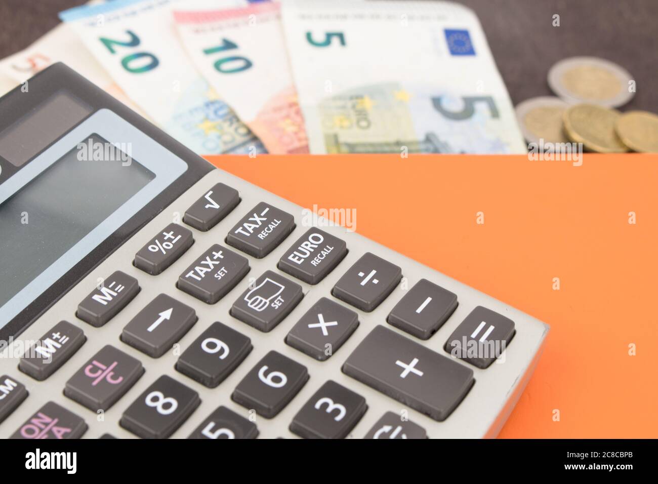 Les billets et les pièces avec la calculatrice. Billets sur fond de bois. La photo pour l'établissement des coûts et bénéfices, l'impôt. 50 euro, 20 euro, 10 euro. L'argent et fina Banque D'Images