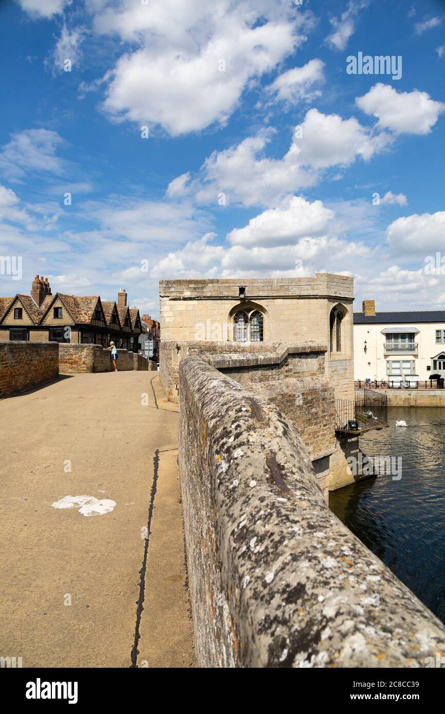 La pierre, pont médiéval de St Ives et chapelle sur la rivière Great Ouse, St Ives, Cambridgeshire, Angleterre Banque D'Images