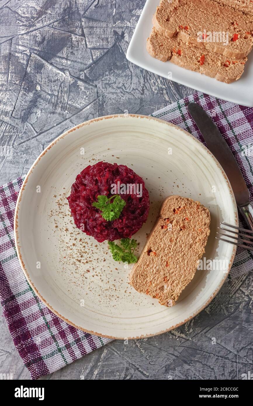 Terrine de poulet fraîche avec des confits de betteraves et du persil sur un plateau Banque D'Images