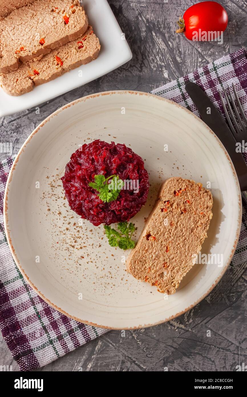 Terrine de poulet fraîche avec des confits de betteraves et du persil sur un plateau Banque D'Images