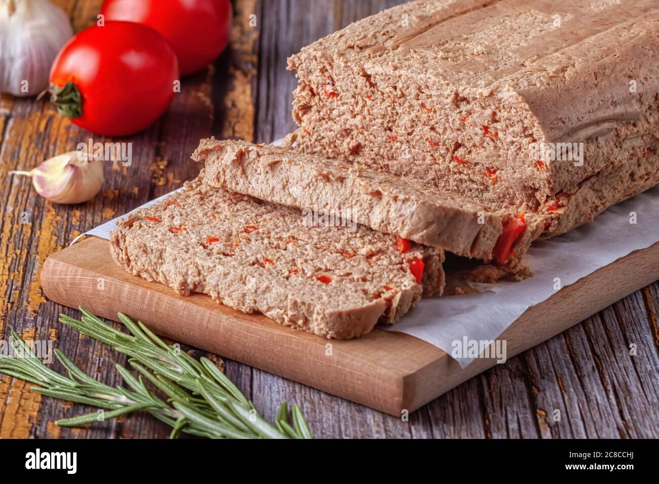 Terrine de poulet fraîche avec légumes et herbes sur une planche à découper en bois Banque D'Images