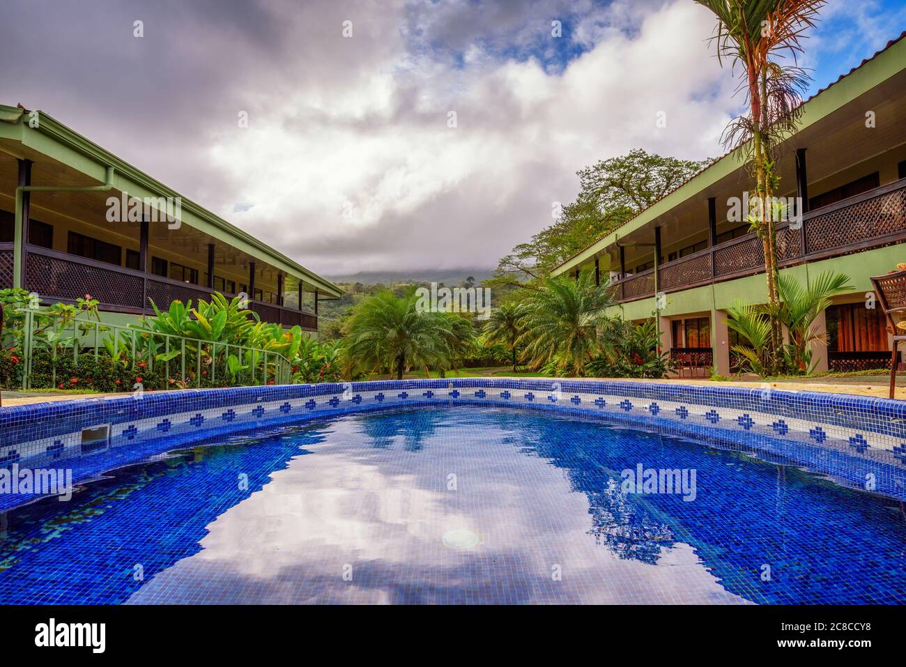 La Fortuna, Costa Rica - 16 janvier 2020 : Hôtel laves Tacotal avec piscine extérieure. Il est situé à la Fortuna et offre une vue magnifique sur Arenal Banque D'Images